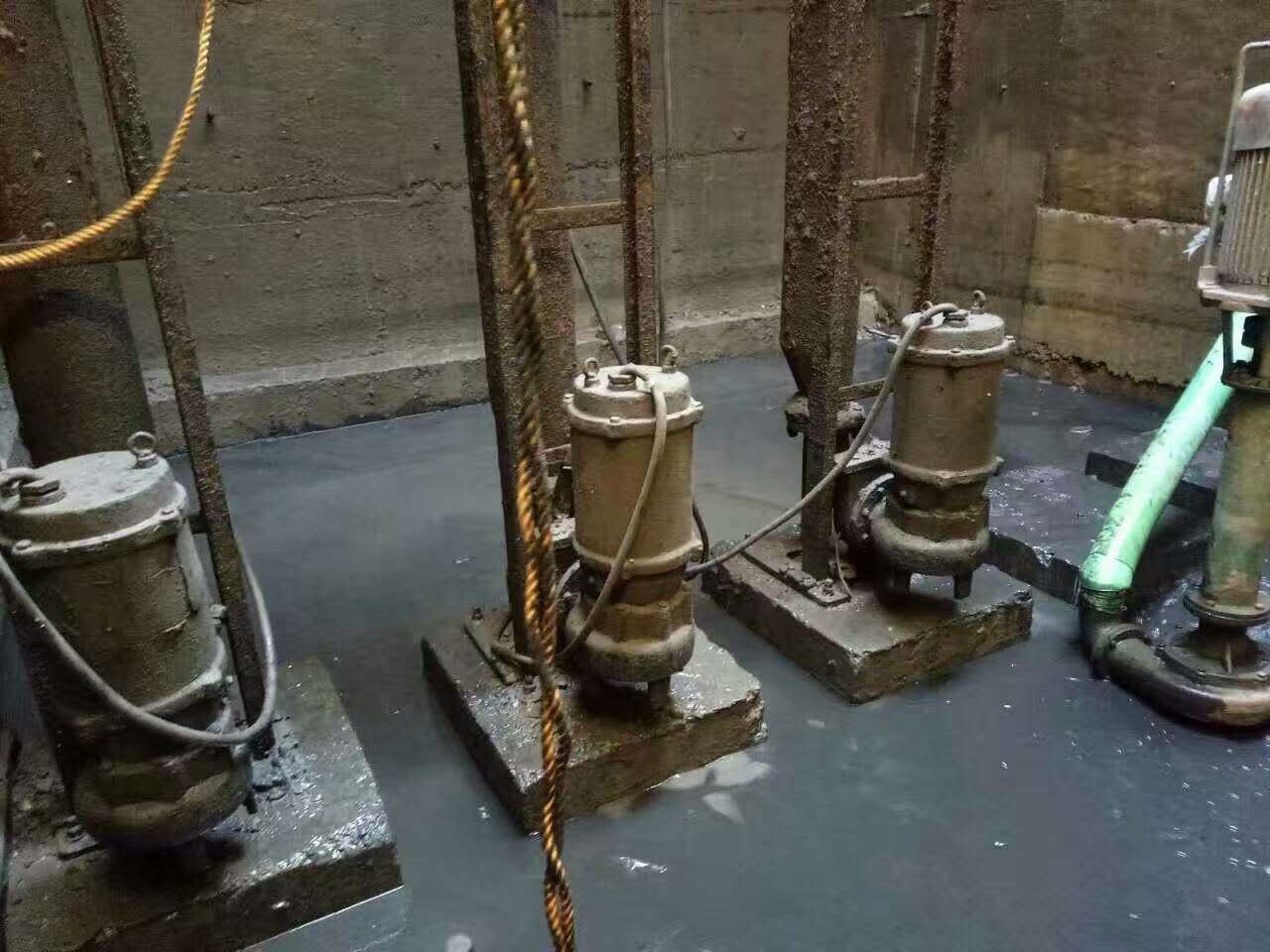 芦山污水池清理